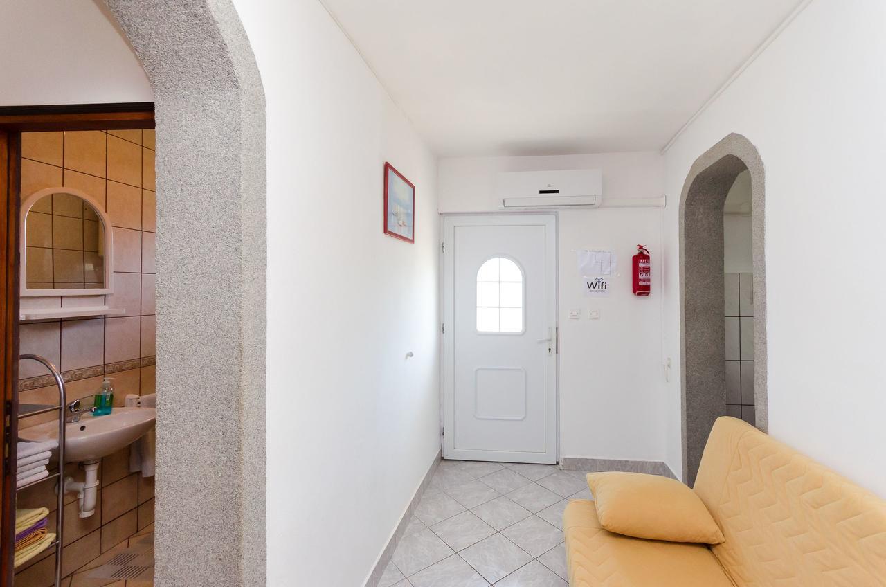 Apartments Albina Lopar Exterior photo